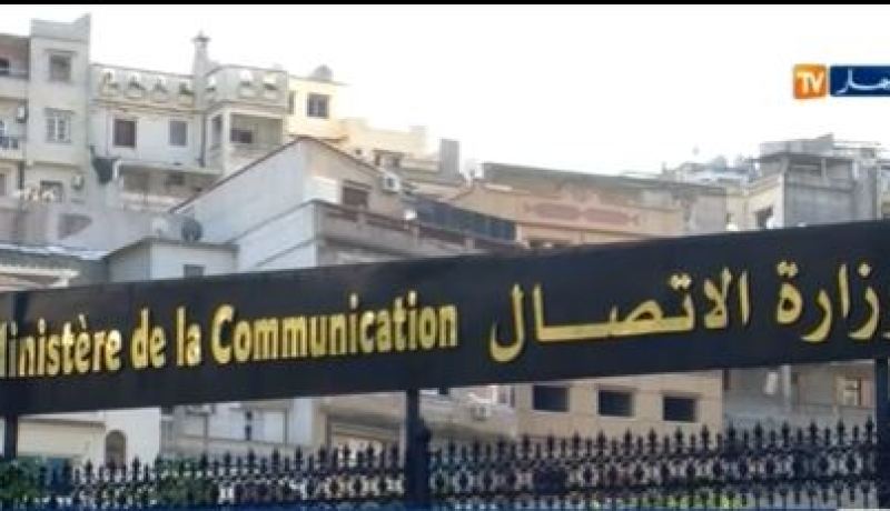 توقيف القنوات التلفزيونية غير المعتمدة عبر تعليق الإرسال وتشميع المقرات