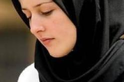 فصل موظفة مسيحية تعمل ببنك إسلامي في الأردن بعد رفضها تغطية رأسها