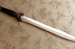 حداد متابع بصناعة سيوف لاستعمالها في‮ ‬أعمال شغب ببوروبة