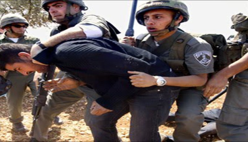 قوات الإحتلال الإسرائيلي تعتقل فلسطينيا جنوب الخليل