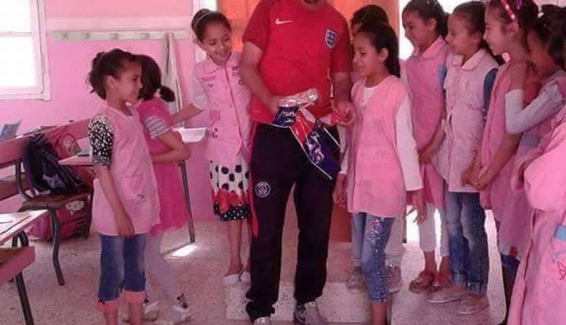 بالصور.. تلاميذ يكرمون عون أمن حوَل مدرستهم إلى جنة ألوان