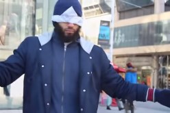 شاهدوا ردة فعل الامريكيين على شاب كتب انا مسلم يصفونني بالارهابي