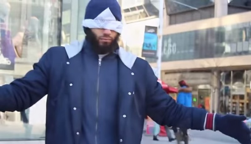 شاهدوا ردة فعل الامريكيين على شاب كتب انا مسلم يصفونني بالارهابي