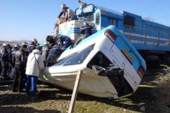 بالفيديو.. قطار يشطر شاحنة إلى نصفين‎