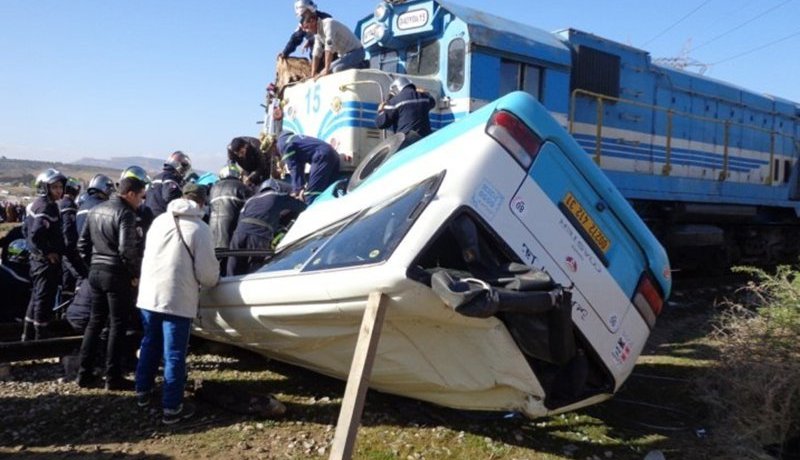 بالفيديو.. قطار يشطر شاحنة إلى نصفين‎