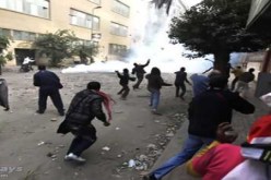 تجدد الاشتباكات بين متظاهرين وقوات الامن بشارع محمد محمود بمصر