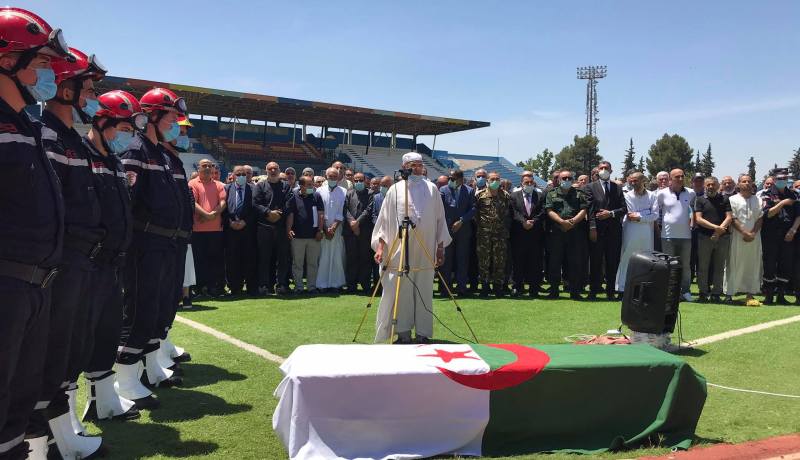 بالصور.. صلاة الجنازة بملعب العقيد لطفي على روح الفقيد حجاوي