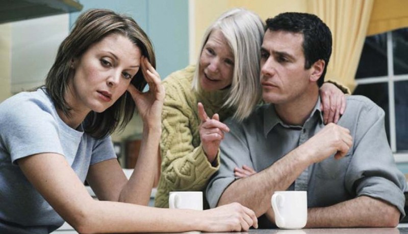 تعيسة ومنزعجة بسبب عودة هذه المرأة إلى بيتي
