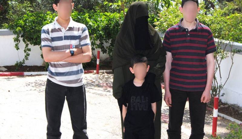 صور خاصة بالإرهابية التي سلمت نفسها رفقة أبنائها الثلاثة للجيش في جيجل