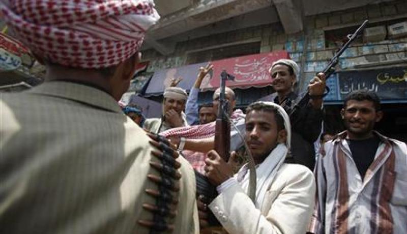 مسلحون موالون للجيش اليمني يحاصرون منزل جهادي جنوبي متهم بمساندة القاعدة