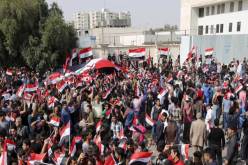 المتظاهرون العراقيون ينصبون خيام الاعتصام على أبواب المنطقة الخضراء ببغداد