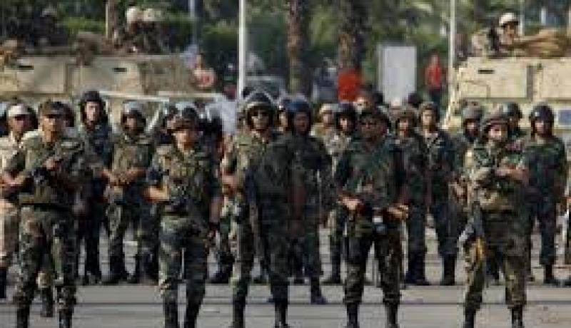 مقتل 4 جنود مصريين وإصابة 11 آخرين في هجوم استهدف حافلتهم بوسط سيناء