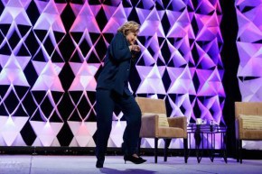 امرأة ترشق هيلاري كلينتون بحذاء