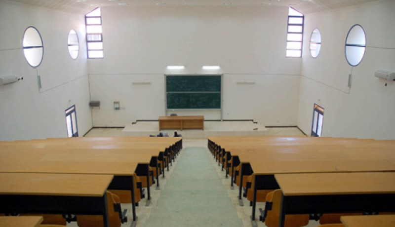 محكمة تستدعي أستاذ جامعي عراقي بتهمة تشغيل “حراقة”مغربيين في تلمسان