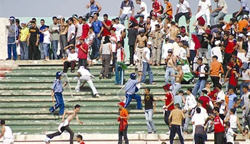 إصابة 15 شرطيا بجروح خفيفة في أعمال شغب عقب مباراة إتحاد البليدة ونصر حسين