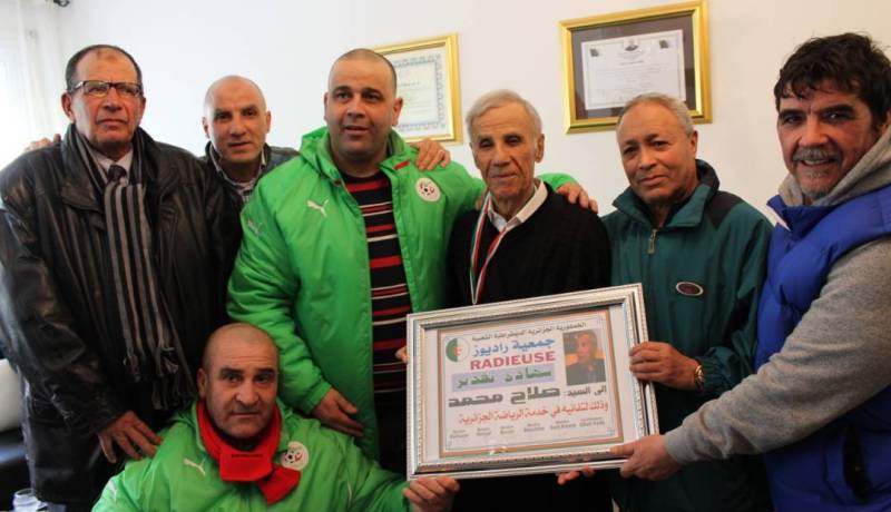 جمعية “راديوز” تُكرم شيخ المعلقين “صلاح محمد” وتُهديه عُمرة