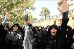 نحو 300 شخص يتظاهرون أمام السفارة الفرنسية احتجاجا على الرسوم المسيئة للنبي محمد في طهران