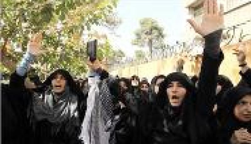 نحو 300 شخص يتظاهرون أمام السفارة الفرنسية احتجاجا على الرسوم المسيئة للنبي محمد في طهران
