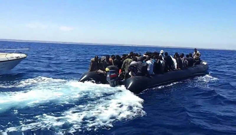 القبض على 21 شخصا ينتمون إلى شبكة تهريب المهاجرين بإيطاليا