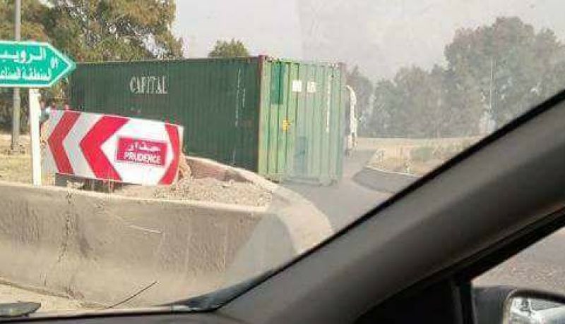 بالصور.. سقوط حاوية لنقل البضائع بالطريق السريع رويبة رغاية