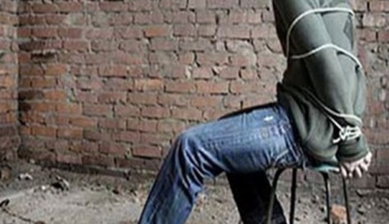 شقراء وصديقها يتعرّضان للاختطاف ويتوّرطان في قضية مخدرات وصدم شرطي في اسطوالي!