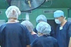 جــــــراح نسي‮ ‬ضمادة داخــــل جسد مـــــريض‮ ‬ في‮ ‬غرفة العمليات بــــــــالعاصمة