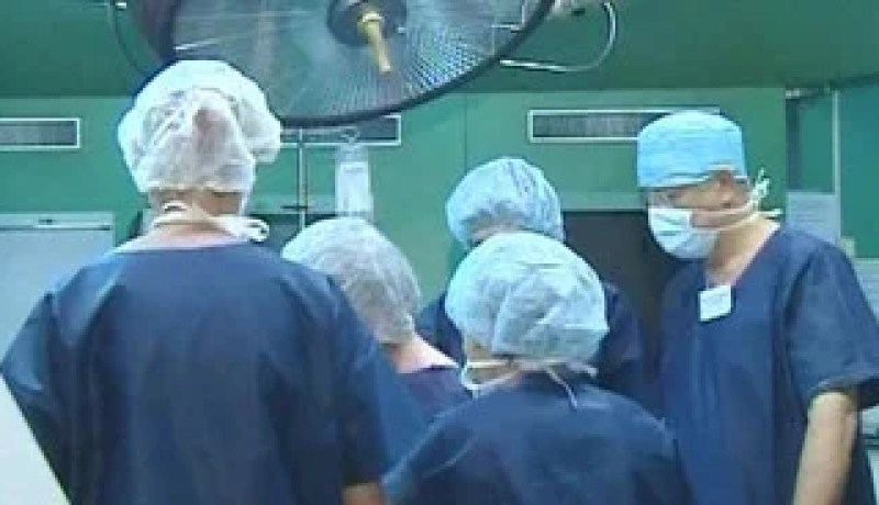 جــــــراح نسي‮ ‬ضمادة داخــــل جسد مـــــريض‮ ‬ في‮ ‬غرفة العمليات بــــــــالعاصمة