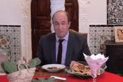 شاهد.. موظفو السفارة الأمريكية بالجزائر يتدوقون الأكلات الجزائرية أيام العيد