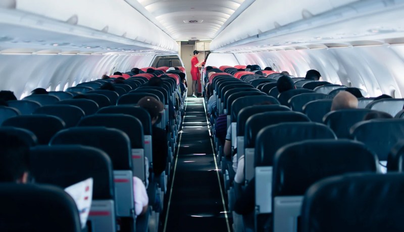 لهذا السبب يجب أن تحجز أسوأ مقعد في الطائرة.. !