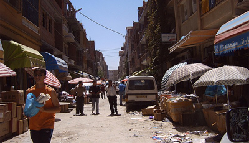 عصابة تقتحم محل لبيع الأجهزة الكهرومنزلية بعد تكبيل الحراس في‮ ‬الحميز