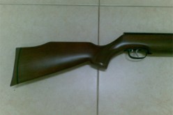 تاجر‮ ‬يزيّن‮ ‬غرفة الإستقبال ببندقية صيد‮ ‬غير مرخصة