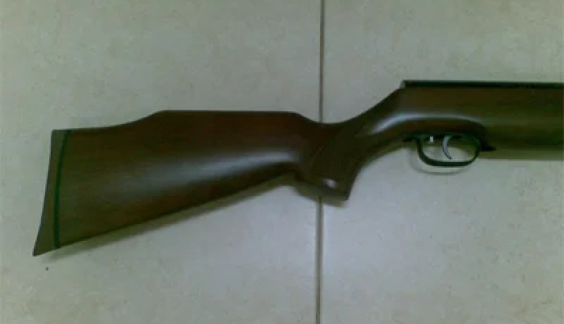 تاجر‮ ‬يزيّن‮ ‬غرفة الإستقبال ببندقية صيد‮ ‬غير مرخصة