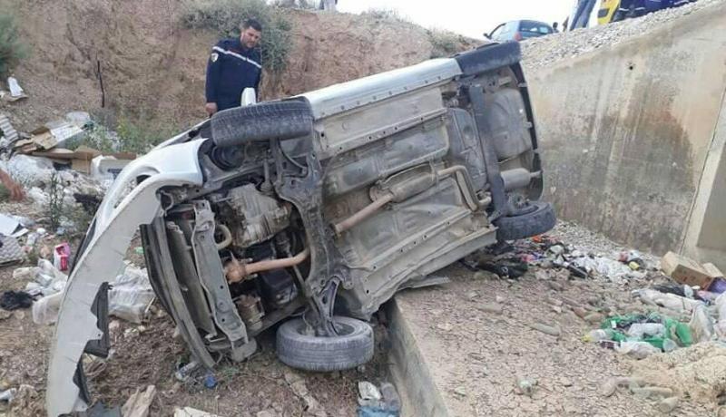 تبسة.. وفاة ستيني في اصطدام سيارتين وسقوطهما بواد جاف ببلدية بئر الذهب