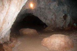 اكتشاف كهفين وبقايا تحف طينية بوهران