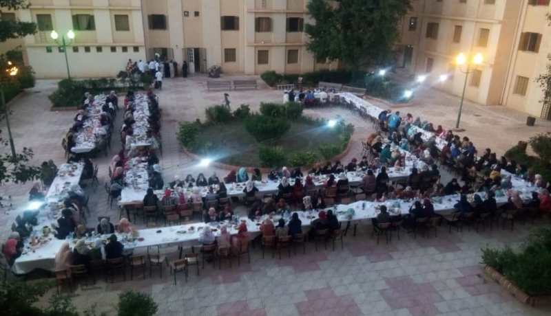 بالصور ..إفطار جماعي داخل الحرم الجامعي بولاية النعامة
