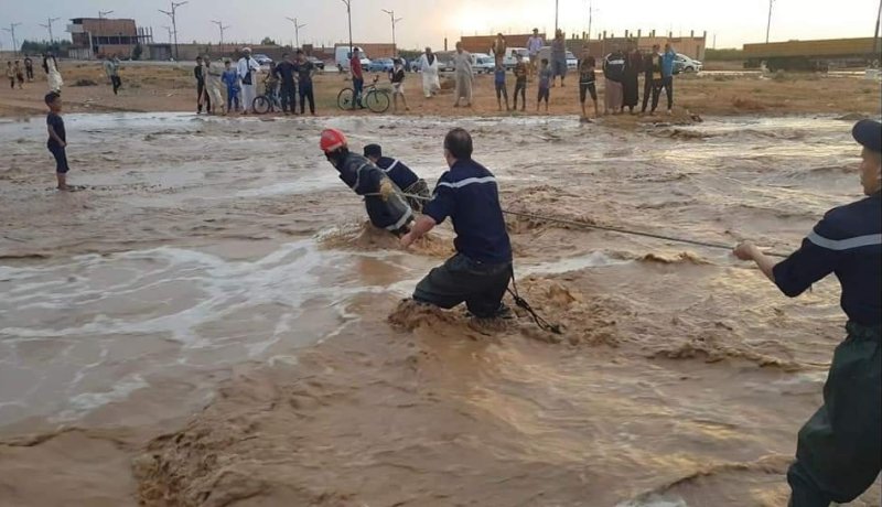 بالصور.. إنقاذ طفل حاصرته سيول الأمطار بواد “مزيرعة” بحد الصحاري في الجلفة