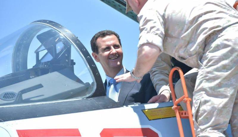 بالفيديو.. بشار الأسد يزور قاعدة عسكرية ويركب طائرة حربية !