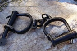 وحش بشري‮ ‬يقيّد ابنته بسلاسل حديدية لمنعها من الخروج في‮ ‬البليدة