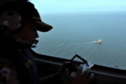 غطاسو أعماق ينتشلون جسم الطائرة الماليزية المنكوبة