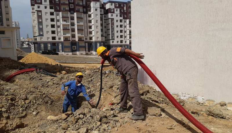 مؤسسة “enpi” تشرع في ربط أحيائها السكنية بالكهرباء والغاز تحسبا لتوزيعها