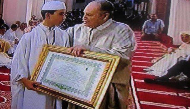 الرئيس بوتفليقة يكرم الفائزين الأوائل في مسابقة الجزائر الدولية لحفظ القرآن الكريم