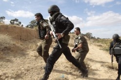 وزير الدفاع التونسي يؤكد على أهمية الجدار الترابي على الحدود التونسية الليبية