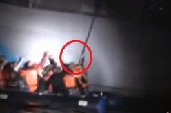 بالفيديو   خفر السواحل اليوناني يحاول إغراق قارب لاجئين سوريين