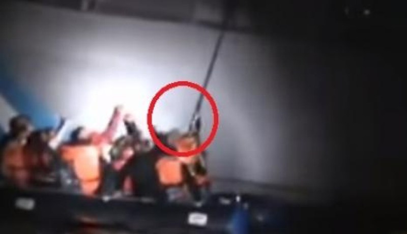 بالفيديو   خفر السواحل اليوناني يحاول إغراق قارب لاجئين سوريين