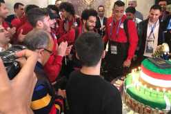 بالفيديو..جماهير شيشانية تحتفل بعيد ميلاد صلاح بكعكة عملاقة