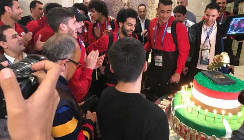 بالفيديو..جماهير شيشانية تحتفل بعيد ميلاد صلاح بكعكة عملاقة