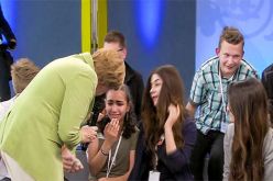 منح الفتاة الفلسطينية التي أبكتها ميركل الإقامة بألمانيا