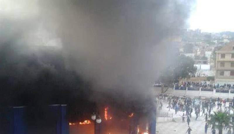 متظاهرون يحرقون دار الثقافة في بجاية