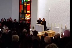 بالفيديو ايدير يغني في مراسيم توديع الفقيد حسين آيت احمد