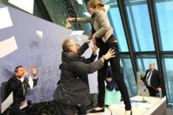 بالفيديو  فتاة تهاجم رئيس البنك المركزي الأوروبي